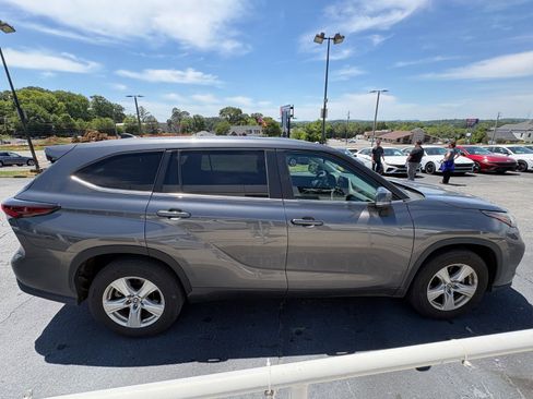 Used 2024 Toyota Highlander LE FWD image 5