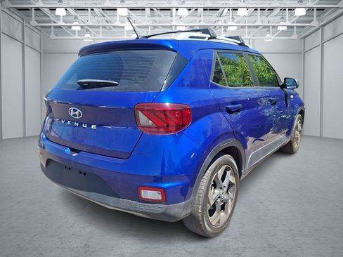 Used 2024 Hyundai Venue Limited FWD image 3