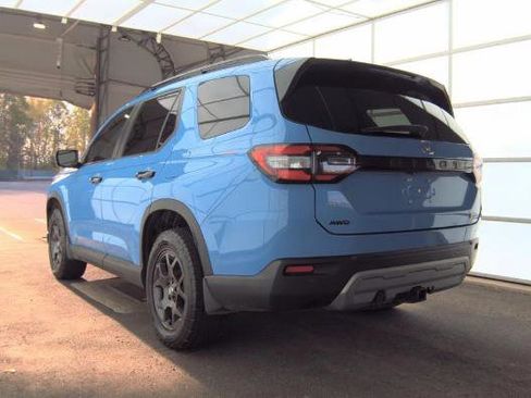 Used 2025 Honda Pilot TrailSport image 7