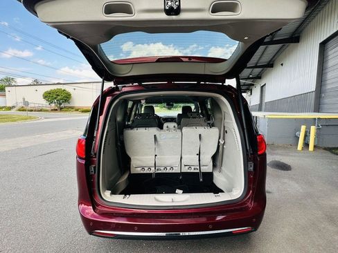 Used 2019 Chrysler Pacifica Touring-L w/ Advanced Safetytec Group FWD image 27