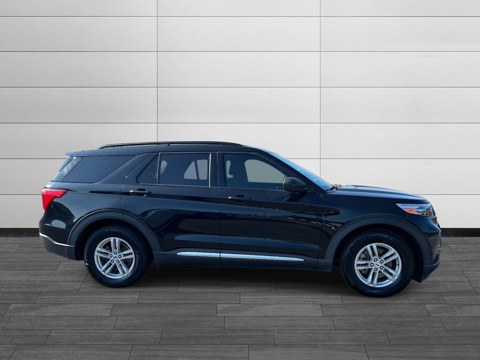 Used 2021 Ford Explorer XLT RWD image 2