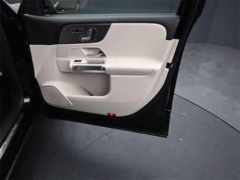 Used 2021 Mercedes-Benz GLB 250 4MATIC image 34