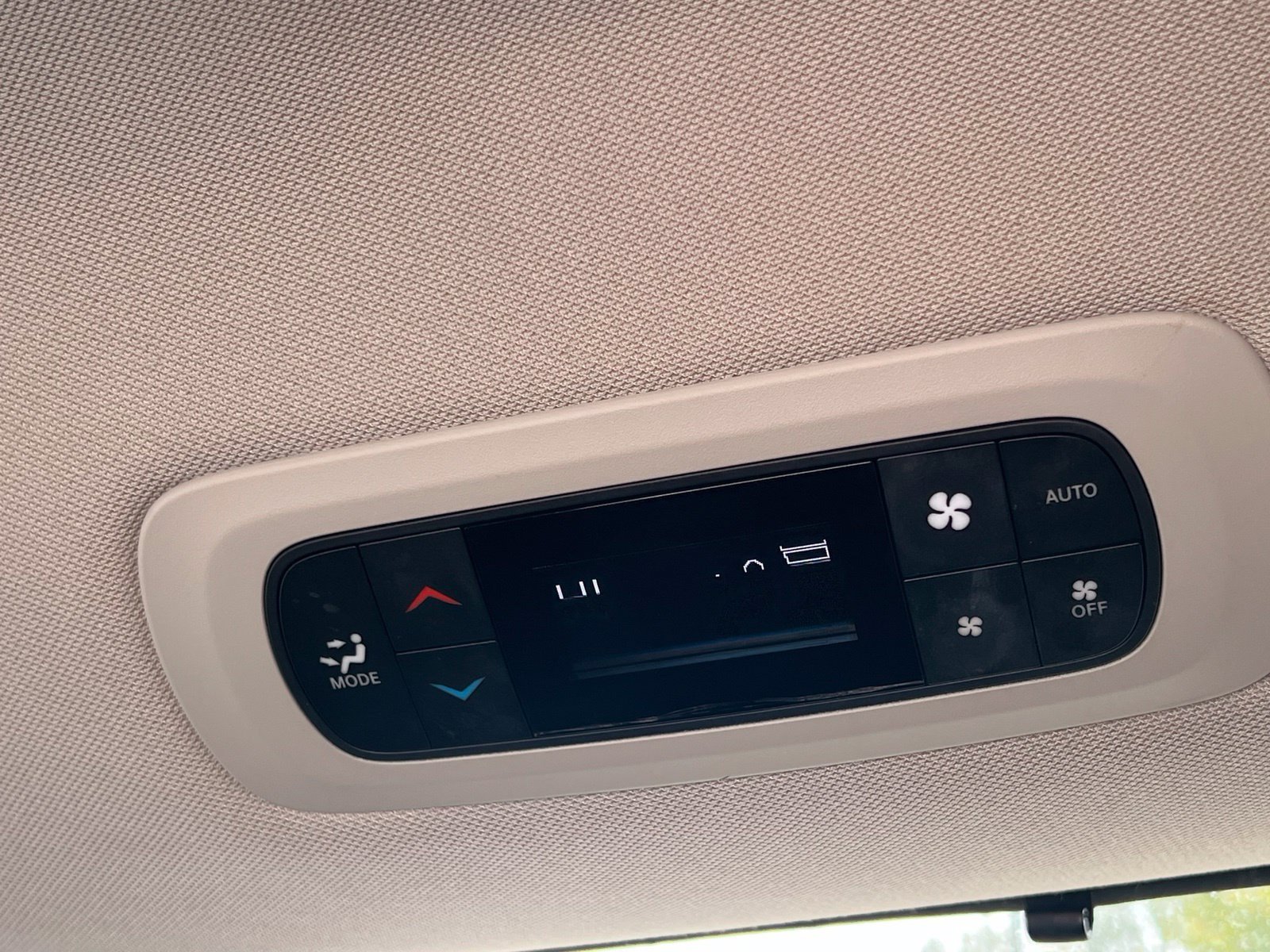 Used 2018 Chrysler Pacifica Touring Plus w/ Tire & Wheel Group FWD image 21