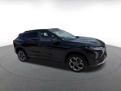 Used 2025 Chevrolet Trax LT FWD image 2