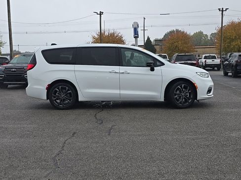 New 2026 Chrysler Pacifica Select image 8