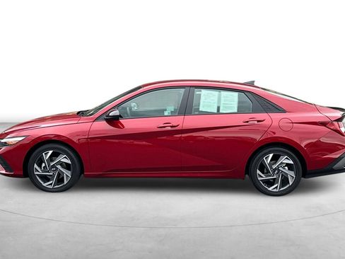 Certified 2025 Hyundai Elantra SEL image 3