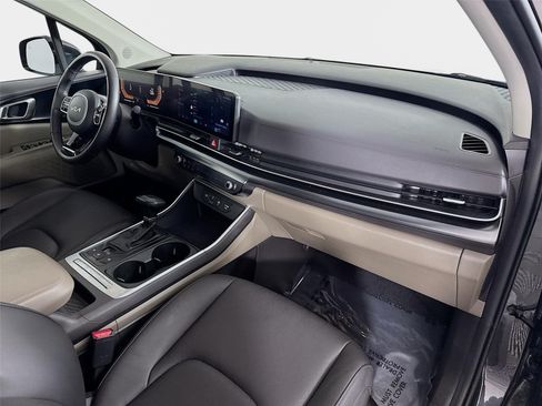 Used 2025 Kia Carnival FWD image 29
