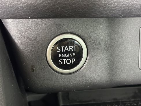 Used 2022 Nissan Rogue SV image 25