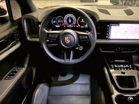 Used 2024 Porsche Cayenne image 5
