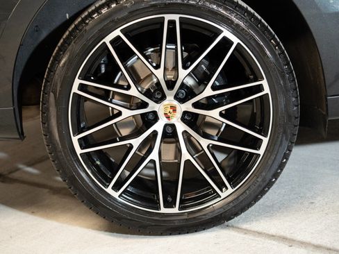 Certified 2026 Porsche Macan AWD/4WD image 11