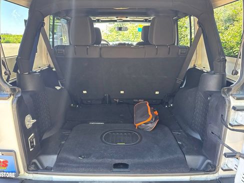 Used 2016 Jeep Wrangler Unlimited Rubicon w/ Connectivity Group AWD/4WD image 16