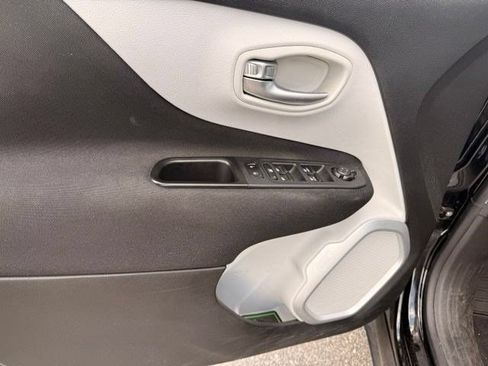 Used 2018 Jeep Renegade Latitude w/ UConnect 8.4 Nav Group AWD/4WD image 9
