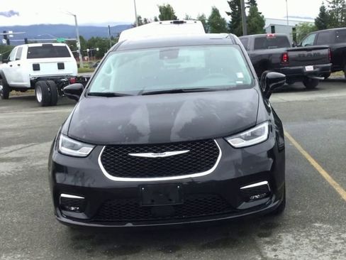 Used 2024 Chrysler Pacifica Select image 3