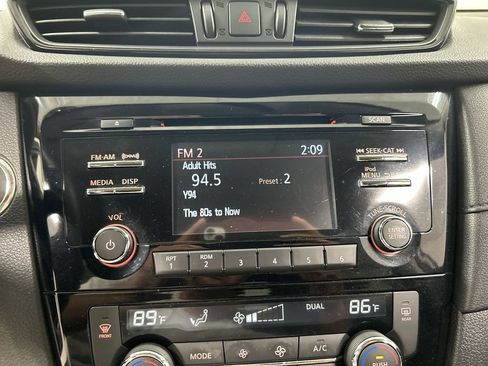 Used 2017 Nissan Rogue SV AWD/4WD image 14
