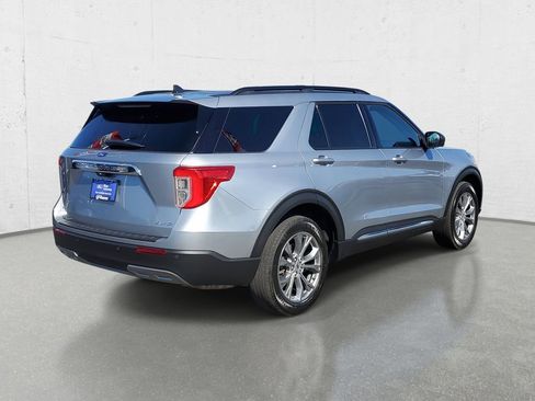 Certified 2022 Ford Explorer XLT w/ Equipment Group 202A image 7