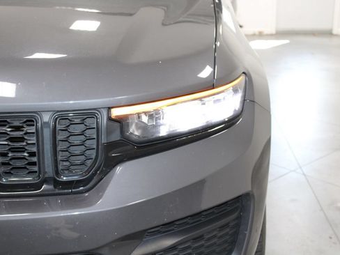 Used 2022 Jeep Grand Cherokee Altitude RWD image 14
