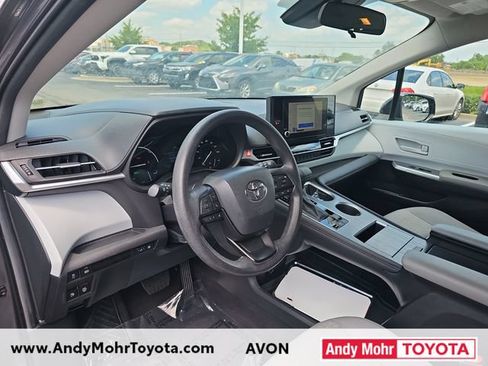 Used 2025 Toyota Sienna LE FWD image 9