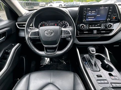 Used 2022 Toyota Highlander XLE AWD/4WD image 5