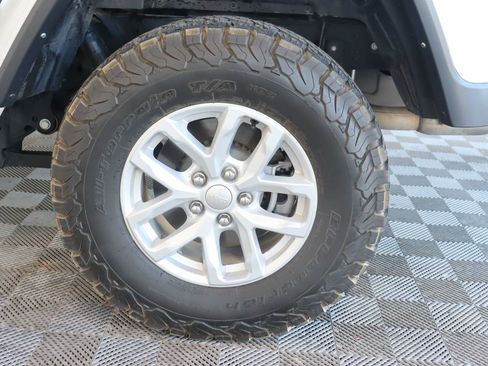 Used 2023 Jeep Gladiator Sport AWD/4WD image 17