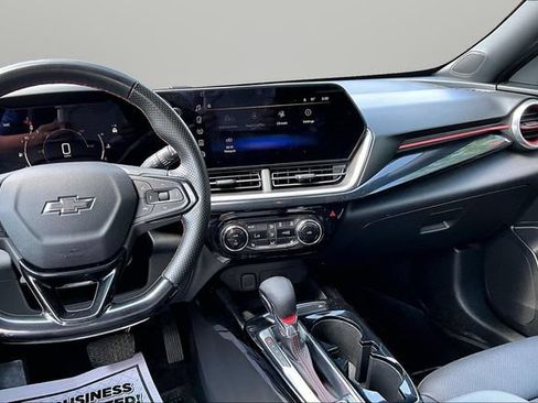 Used 2024 Chevrolet Trax RS w/ Sunroof Package FWD image 6