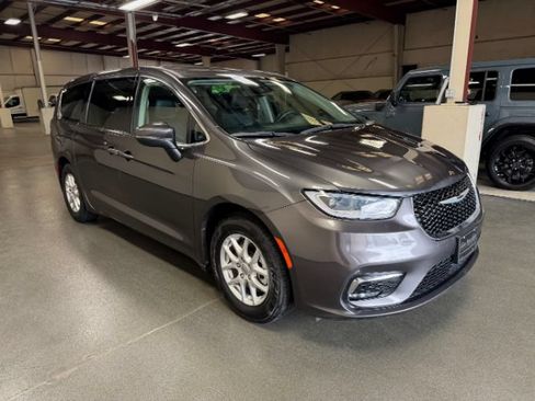 Used 2023 Chrysler Pacifica Touring-L FWD image 6