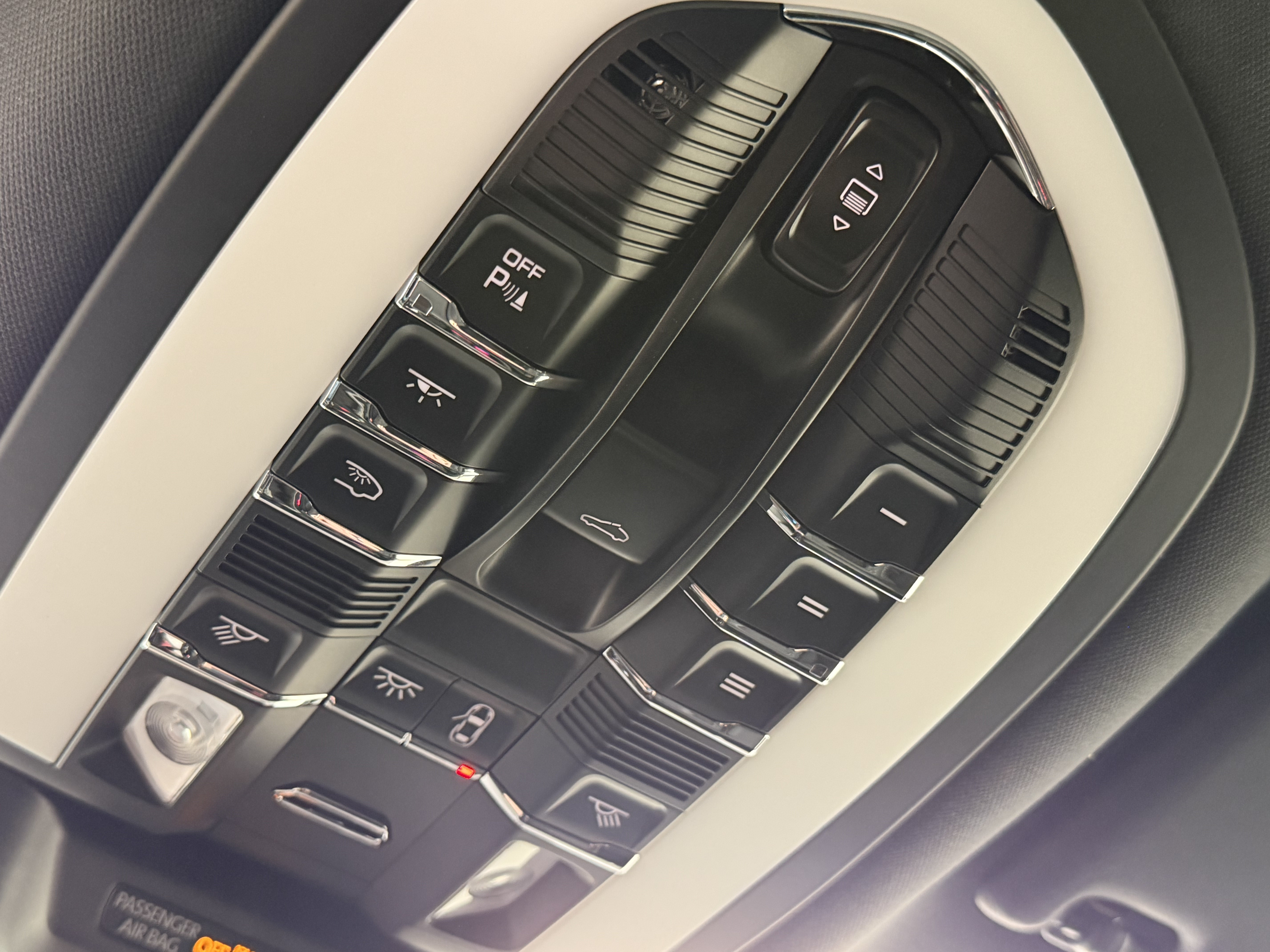 Used 2025 Porsche Macan AWD/4WD image 34