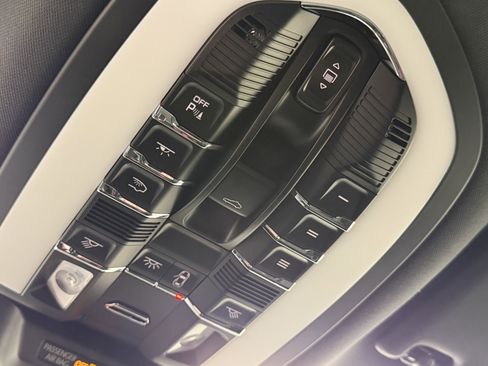Certified 2025 Porsche Macan AWD/4WD image 34