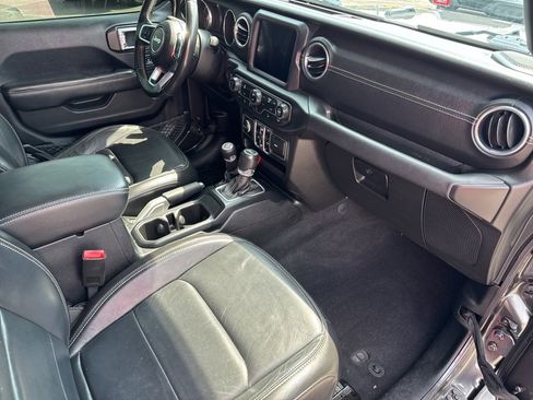 Used 2018 Jeep Wrangler Unlimited Sahara image 28