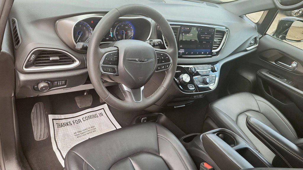 Used 2025 Chrysler Pacifica Select FWD image 17