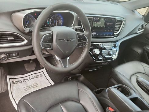 Used 2025 Chrysler Pacifica Select FWD image 17