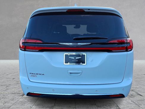 Used 2021 Chrysler Pacifica Touring-L w/ Uconnect Theater Family Group image 9