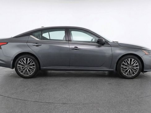 Used 2025 Nissan Altima 2.5 SV image 11