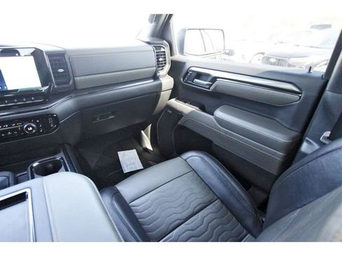 Used 2022 Chevrolet Silverado 1500 ZR2 w/ Technology Package image 9