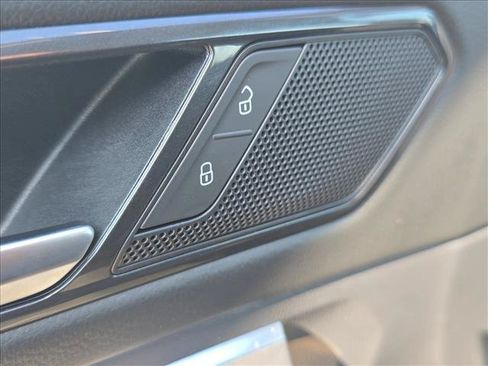 Used 2023 Volkswagen Tiguan SE FWD image 9