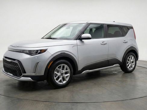 Used 2025 Kia Soul LX w/ LX Technology Package image 3