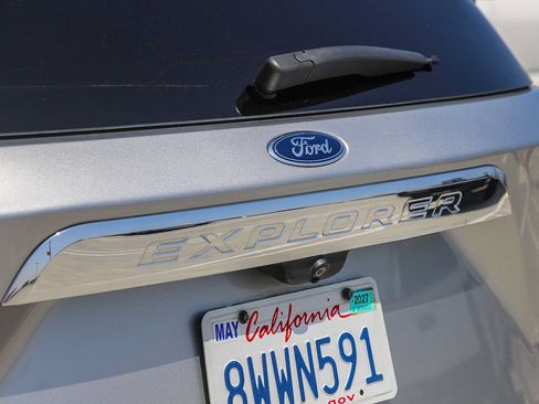 Used 2021 Ford Explorer XLT w/ Equipment Group 202A RWD image 11