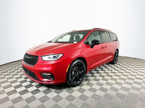Certified 2025 Chrysler Pacifica Limited FWD image 5