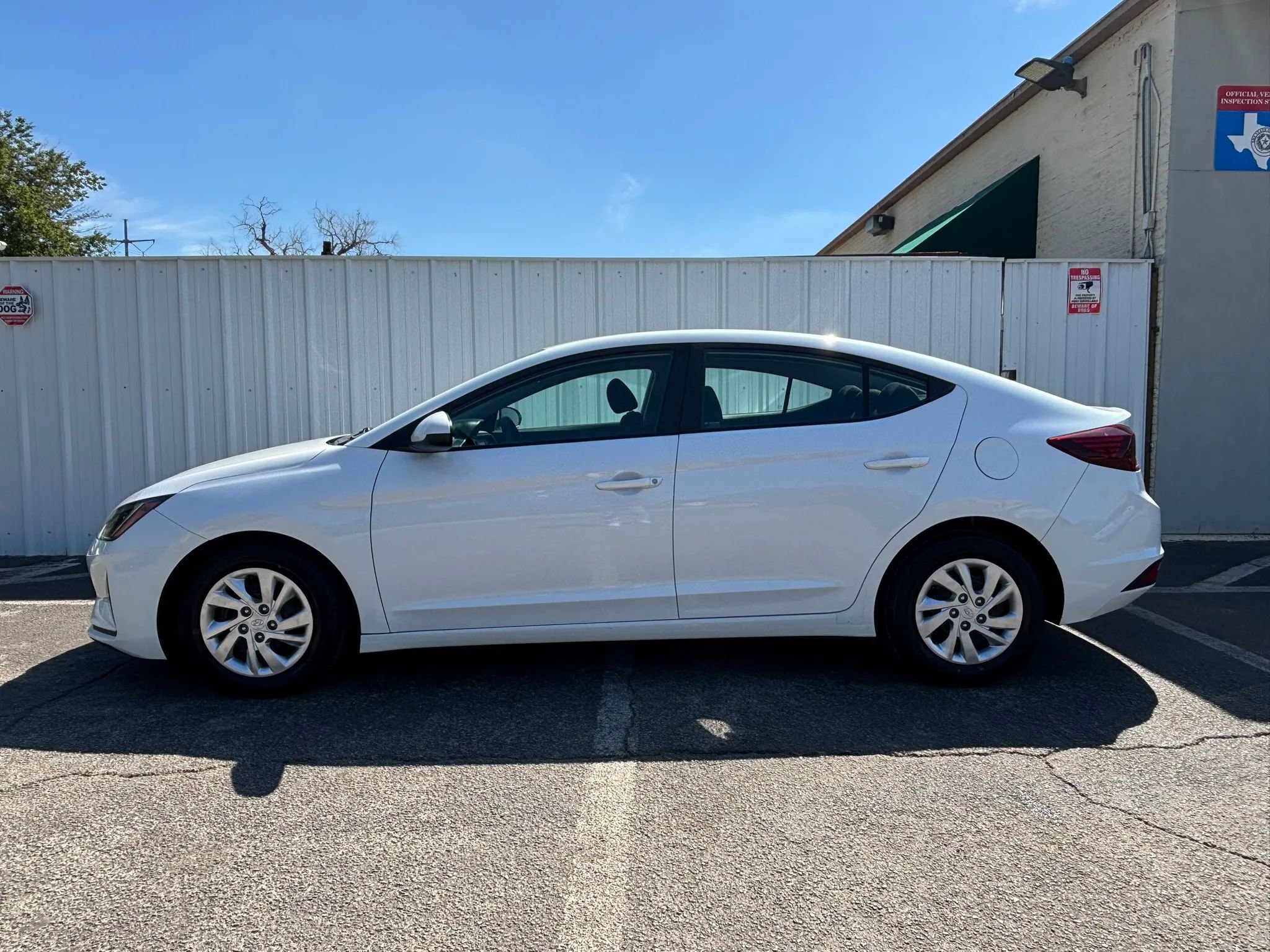 Used 2020 Hyundai Elantra SE w/ Cargo Package (C1) FWD image 2
