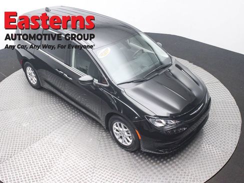 Used 2022 Chrysler Voyager LX FWD image 3