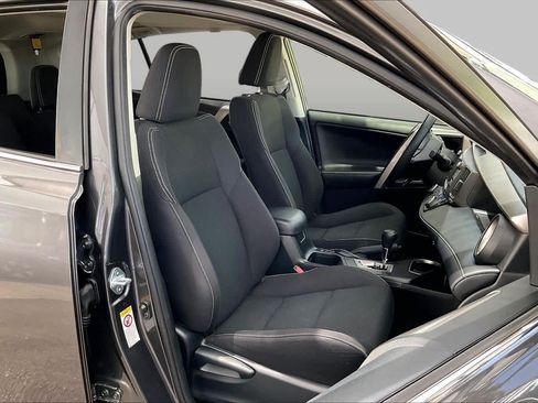 Used 2018 Toyota RAV4 XLE AWD/4WD image 9