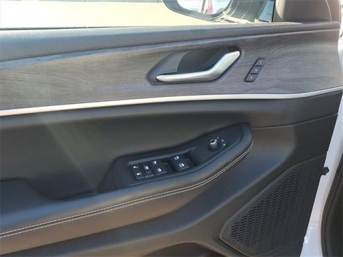 Certified 2024 Jeep Grand Cherokee Limited image 9