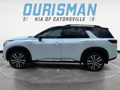 Used 2025 Nissan Pathfinder Platinum w/ Black Appearance Package AWD/4WD image 3