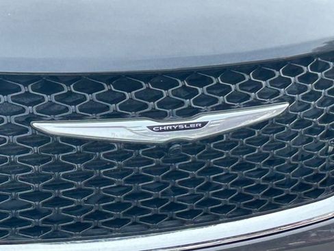Used 2023 Chrysler Pacifica Touring-L FWD image 10