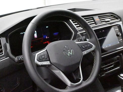 Used 2024 Volkswagen Tiguan SE image 9