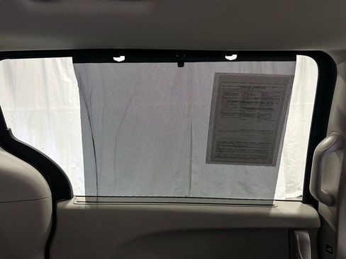 Used 2023 Chrysler Pacifica Touring-L image 45