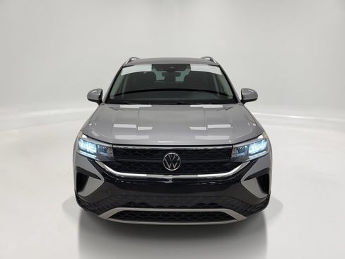 Used 2024 Volkswagen Taos SE FWD image 2