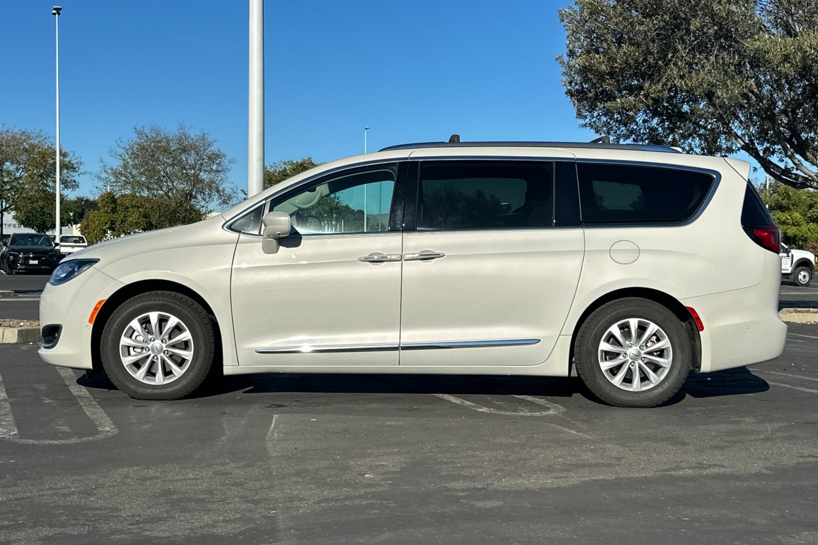 Used 2019 Chrysler Pacifica Touring-L w/ Advanced Safetytec Group FWD image 7
