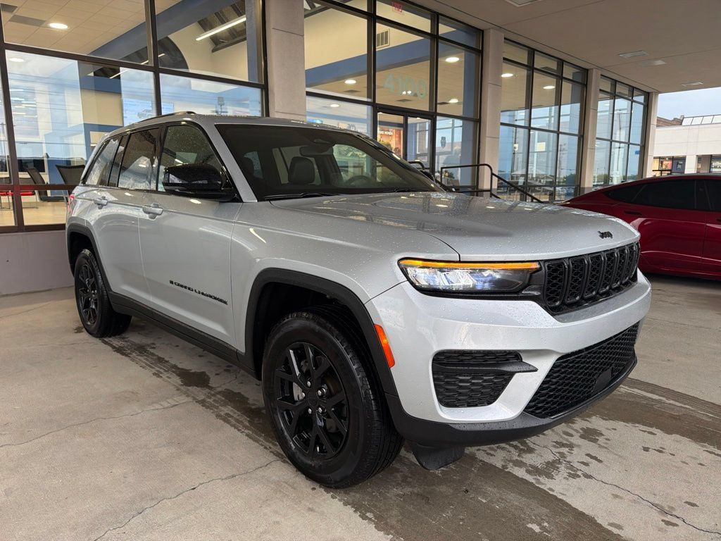 Used 2024 Jeep Grand Cherokee Altitude AWD/4WD image 7