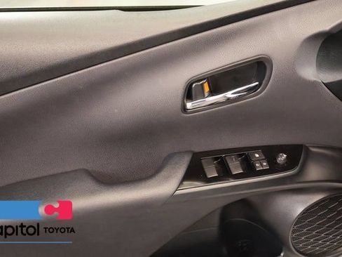 Certified 2022 Toyota Prius LE FWD image 10