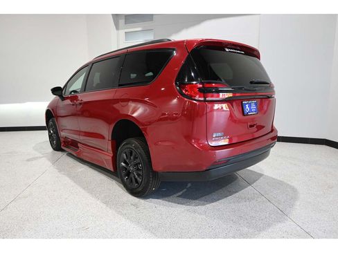 Used 2025 Chrysler Pacifica Select w/ Fav Edition Package FWD image 8
